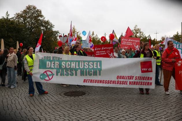Families rally over childcare conditions in Leipzig LEIPZIG, GERMANY, OCTOBER 2, 2026: Families, childcare workers and educators demonstrate in Leipzig over staffing, funding and working conditions at daycare centres and after-school care facilities. Parents and children joined childcare employees as protesters marched through the city calling attention to concerns over the availability and quality of childcare services in Leipzig and the wider state of Saxony. Leipzig Saxony Germany Copyright: x xMariaxCastrox xJNAxPressx