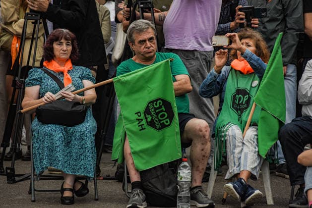 Tenants Union Assembly in Barcelona to Call for a General Strike: Dozens of people are participating in a Tenants Union assembly to call for a general strike on October 2, 2026, in Barcelona, Catalonia, Spain. The announcement comes after Congress rejected the two housing decrees. OCTOBER 2, 2026 TENANTS’ STRIKE RENTS RENT TENANTS UNION HOUSING CATALONIA SPOKESPERSON ASSEMBLYOPEN ASSEMBLY Barcelona Catalonia Barcelona Catalonia Spain  Copyright: xAlbertoxParedesx 7816221