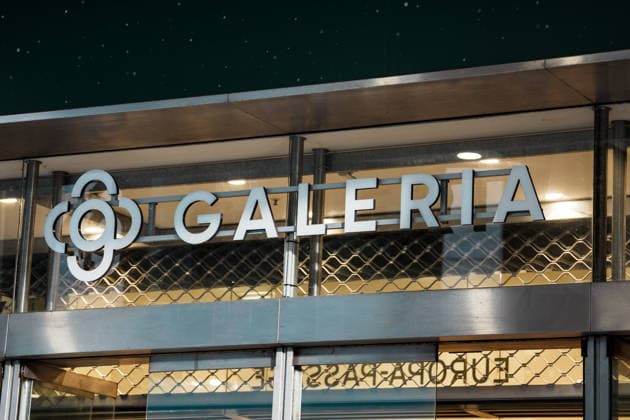 Sign and logo of Galeria Karstadt Kaufhof, entrance to a store in Hamburg, Germany, shopping street, department store, bankruptcy, insolvency, shopping, strolling, pedestrian zone Copyright: xThiemoxRudolphx