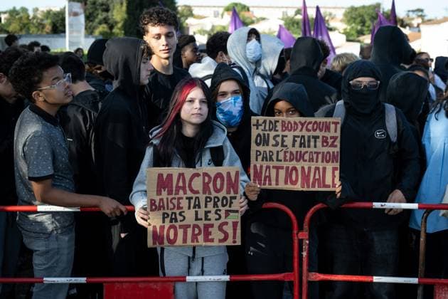 PHOTOPQR SUD OUEST XAVIER LEOTY La Rochelle La Rochelle October 2, 2026 High school students protest at Vieljeux High School in La Rochelle, October 2, 2026 PHOTO XAVIER LEOTY France Fires have broken out at several schools in France as students protest by blocking access to educational institutions nationwide over school funding and learning conditions La Rochelle La Rochelle CHARENTE MARITIME France  Copyright: xPHOTOPQR SUDxOUEST MAXPPPxXAVIERxLEOTYx 20261002SDO2093 20261002SDO2093