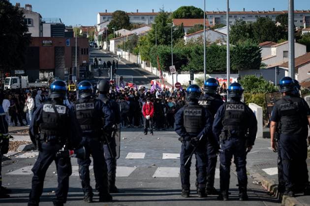PHOTOPQR SUD OUEST XAVIER LEOTY La Rochelle La Rochelle October 2, 2026 High school students protest at Vieljeux High School in La Rochelle, October 2, 2026 PHOTO XAVIER LEOTY France Fires have broken out at several schools in France as students protest by blocking access to educational institutions nationwide over school funding and learning conditions La Rochelle La Rochelle France  Copyright: xPHOTOPQR SUDxOUEST MAXPPPxXAVIERxLEOTYx 20261002SDO2105 20261002SDO2105