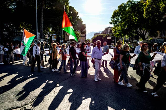 Shroud of Living Memory™, Demonstration for child deaths in Gaza PALERMO, ITALY - OCTOBER 2: The ˜Sudario della Memoria Viva™ (Shroud of Living Memory), a cloth approximately 70 metres long bearing the names of 18,500 Palestinian children killed in Gaza, is carried by demonstrators during a rally in support of Gaza on 2 October 2026 in Palermo, Italy. Palermo Sicily Italy Copyright: xStefanoxMontesix