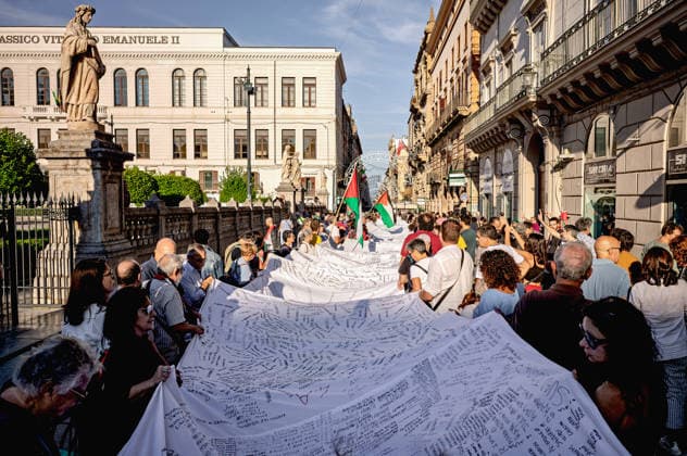 Shroud of Living Memory™, Demonstration for child deaths in Gaza PALERMO, ITALY - OCTOBER 2: The ˜Sudario della Memoria Viva™ (Shroud of Living Memory), a cloth approximately 70 metres long bearing the names of 18,500 Palestinian children killed in Gaza, is carried by demonstrators during a rally in support of Gaza on 2 October 2026 in Palermo, Italy. Palermo Sicily Italy Copyright: xStefanoxMontesix