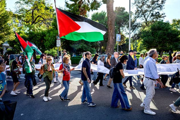 Shroud of Living Memory™, Demonstration for child deaths in Gaza PALERMO, ITALY - OCTOBER 2: The ˜Sudario della Memoria Viva™ (Shroud of Living Memory), a cloth approximately 70 metres long bearing the names of 18,500 Palestinian children killed in Gaza, is carried by demonstrators during a rally in support of Gaza on 2 October 2026 in Palermo, Italy. Palermo Sicily Italy Copyright: xStefanoxMontesix