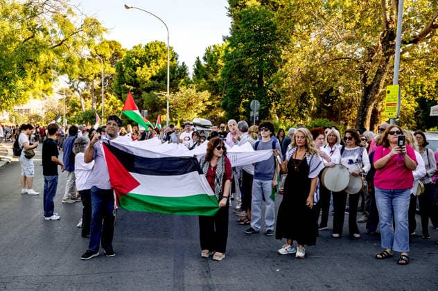 Shroud of Living Memory™, Demonstration for child deaths in Gaza PALERMO, ITALY - OCTOBER 2: The ˜Sudario della Memoria Viva™ (Shroud of Living Memory), a cloth approximately 70 metres long bearing the names of 18,500 Palestinian children killed in Gaza, is carried by demonstrators during a rally in support of Gaza on 2 October 2026 in Palermo, Italy. Palermo Sicily Italy Copyright: xStefanoxMontesix