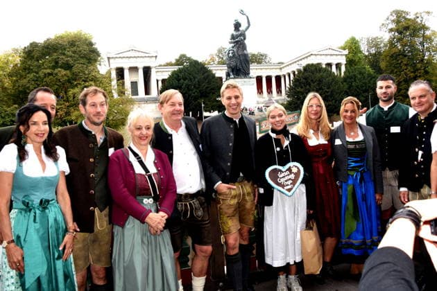 Clarissa Käfer, owner of the Käferschänke; Otto Lindinger, spokesperson for the Kleinen Wiesn innkeepers; Johanna Bittenbinder, actress; Stefan Murr, actor; Frederik Kronthaler, board member of Condrobs; Domini