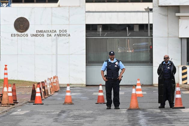(261002) -- BRASILIA, Oct. 2, 2026 -- Security officers stand guard outside the U.S. Embassy in Brasilia, Brazil, Oct. 2, 2026. The United States and Australian diplomatic missions in Brazil suspended in-person operations or temporarily closed on Friday, citing security concerns, two days before Brazil s presidential election. Lucio Tavora) BRAZIL-BRASILIA-U.S.-EMBASSY-CLOSURE luxiao¡¤tawolashe 