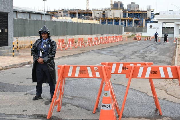 (261002) -- BRASILIA, Oct. 2, 2026 -- A security officer stands guard outside the U.S. Embassy in Brasilia, Brazil, Oct. 2, 2026. The United States and Australian diplomatic missions in Brazil suspended in-person operations or temporarily closed on Friday, citing security concerns, two days before Brazil s presidential election. Lucio Tavora) BRAZIL-BRASILIA-U.S.-EMBASSY-CLOSURE luxiao¡¤tawolashe 
