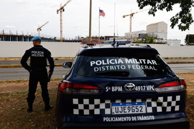 US Embassy in Brasilia closes after the United States suspended consular services due to security concerns Military police officer stands next to US Embassy in Brasilia, which is closed after the United States suspended consular services due to security concerns two days before the Brazilian general elections, in Brazil, on October 2nd, 2026. PHOTO: WILTON JUNIOR ESTADAO CONTEUDO BRASILIA DF BRAZIL  Copyright: xwiltonxjuniorx