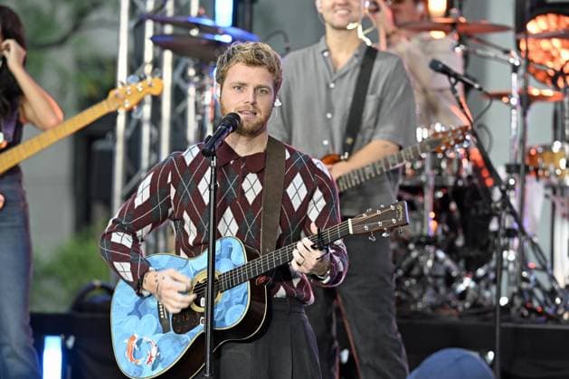 RECORD DATE NOT STATED (NEW) Alexander Warren Hughes is an Amarican singer and song writer.October 2nd 2026, New YorkCity, New York, U. S. A. Alexander Warren has performed at NBC s TODAY CITI CONCERT SERIES at Rockefeller Plaza. Warren began his carreer as an independent musician selling his own until he signed on with Atlantic Records in 2022. Alexander Warren s music appeals to audiences of different tastes, such as Rock, Jazz, Folk, and Classical music. Credit: Victor M. Matos Thenews2(Foto: Victor M. Matos Thenews2 imago images)  Copyright: xVictorxM.xMatosx