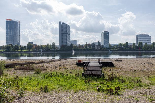 Low Water Levels on the Rhine in Bonn, October 2, 2026. Following the recent rains, the water level in Bonn is rising slightly again and stands at 64 cm, just slightly above the record low of 58 cm set on September 29. On the Beuel side of the Copyright: xMarcxJohnx