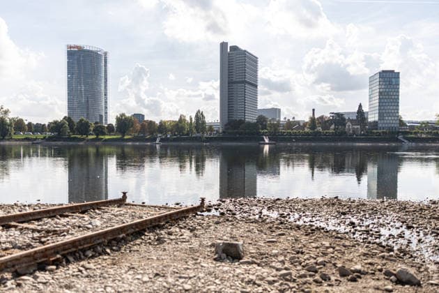 Low Water Levels on the Rhine in Bonn, October 2, 2026. Following the recent rains, the water level in Bonn is rising slightly again and stands at 64 cm, just slightly above the record low of 58 cm set on September 29. On the Beuel bank of the Rhine lies the old boat ramp of the DLRG Bonn...In the background is the Bonn skyline with the Post To Copyright: xMarcxJohnx