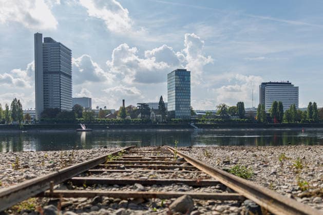 Low Water Levels on the Rhine in Bonn 02 10 26 Following the recent rains, the water level in Bonn is rising slightly again and stands at 64 cm, just slightly above the record low of 58 cm set on September 29. On the banks of the Rhine in Beuel, the old boa Copyright: xMarcxJohnx