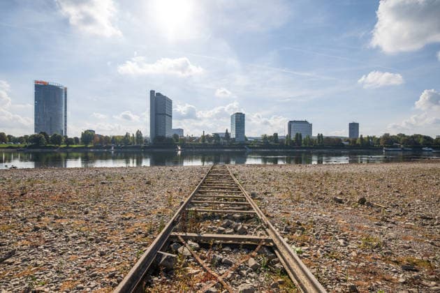 Low Water Levels on the Rhine in Bonn 02 10 26 Following the recent rains, the water level in Bonn is rising slightly again and stands at 64 cm, just slightly above the record low of 58 cm set o Copyright: xMarcxJohnx