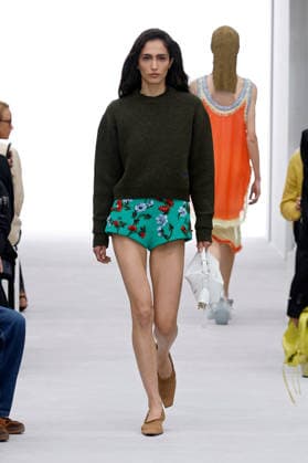 (261003) -- PARIS, Oct. 3, 2026 -- A model presents a creation from the Womenswear Spring Summer 2027 collections by Loewe during the Paris Fashion Week in Paris, France, Oct. 2, 2026. ( Handout via Xinhua) FRANCE-PARIS-FASHION WEEK-LOEWE MeetEurope 