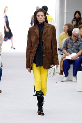 (261003) -- PARIS, Oct. 3, 2026 -- A model presents a creation from the Womenswear Spring Summer 2027 collections by Loewe during the Paris Fashion Week in Paris, France, Oct. 2, 2026. ( Handout via Xinhua) FRANCE-PARIS-FASHION WEEK-LOEWE MeetEurope 