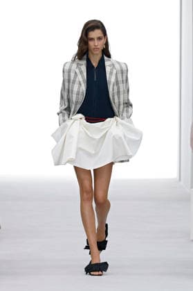 (261003) -- PARIS, Oct. 3, 2026 -- A model presents a creation from the Womenswear Spring Summer 2027 collections by Loewe during the Paris Fashion Week in Paris, France, Oct. 2, 2026. ( Handout via Xinhua) FRANCE-PARIS-FASHION WEEK-LOEWE MeetEurope 