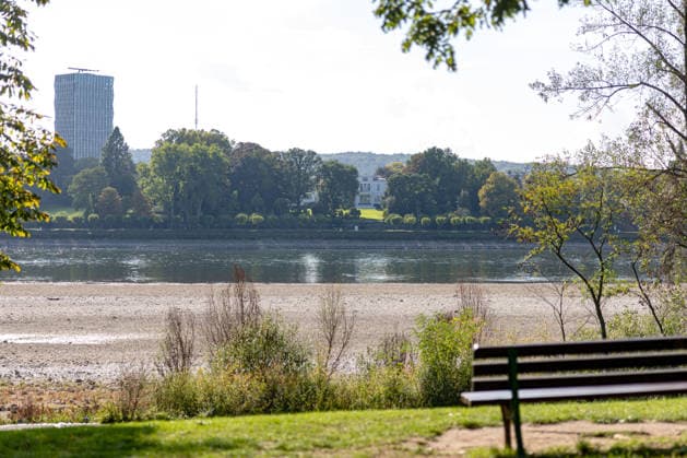 Low Water Levels on the Rhine in Bonn: View from the Beuel Riverbank, October 2, 2026. View from the Beuel riverbank in Bonn of the Rhine riverbed, which is largely dry due to the persistent low water levels. Navigation is restricted; the water level at Bonn is 64 cm, just slightly above the record low of 58 cm set on September 29, Bonn-Beuel, North Rhine-Westph Copyright: xMarcxJohnx