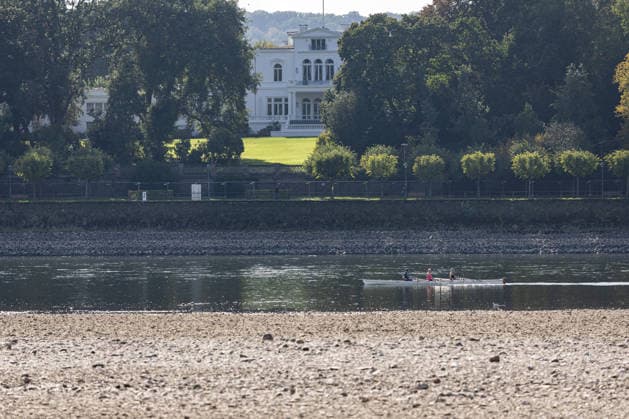 Low Water on the Rhine in Bonn: View from the Beuel Riverbank, October 2, 2026. View from the Beuel riverbank of the Rhine’s riverbed in Bonn, which is largely exposed due to the ongoing low water levels. Navigation is restricted; the water level at Bonn is 64 cm, just slig Copyright: xMarcxJohnx