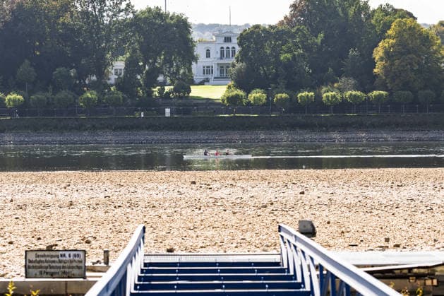 Low Water on the Rhine in Bonn: View from the Beuel Riverbank, October 2, 2026. View from the Beuel riverbank of the Rhine’s riverbed in Bonn, which is largely exposed due to the ongoing low water levels. Navigation is restricted; the water level at Bonn is 64 cm, just slig Copyright: xMarcxJohnx