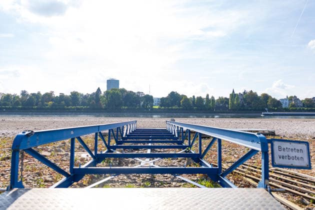 Low Water on the Rhine in Bonn: View from the Beuel Riverbank, October 2, 2026. View from the Beuel riverbank of the Rhine’s riverbed in Bonn, which is largely exposed due to the ongoing low water levels. Navigation is restricted; the water level at Bonn is 64 cm, just slig Copyright: xMarcxJohnx
