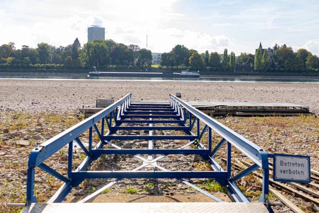 Low Water on the Rhine in Bonn: View from the Beuel Bank, October 2, 2026. View from the Beuel bank of the Rhine toward the riverbed in Bonn, which is largely exposed due to the ongoing low water levels. Navigation is restricted; the water level at Bonn is 64 cm, just sl Copyright: xMarcxJohnx