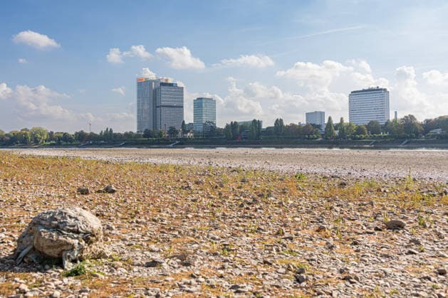 Low Water Levels on the Rhine in Bonn: View from the Beuel Riverbank, October 2, 2026. View from the Beuel riverbank of the Rhine’s riverbed in Bonn, which is largely dry due to the ongoing low water levels. Navigation is restricted; the water le Copyright: xMarcxJohnx