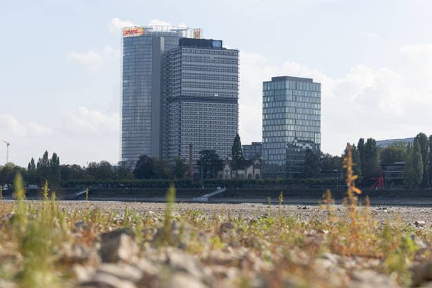 Low Water Levels on the Rhine in Bonn: View from the Beuel Riverbank, October 2, 2026. View from the Beuel riverbank of the Rhine’s riverbed in Bonn, which is largely dry due to the ongoing low water levels. Navigation is restricted; the water level at Bonn is 64 cm, just s Copyright: xMarcxJohnx