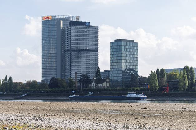 Low Water Levels on the Rhine in Bonn: View from the Beuel Riverbank, October 2, 2026. View from the Beuel riverbank of the Rhine’s riverbed in Bonn, which is largely dry due to the ongoing low water levels. Navigation is restricted; the water level at Bonn is 64 cm, just Copyright: xMarcxJohnx