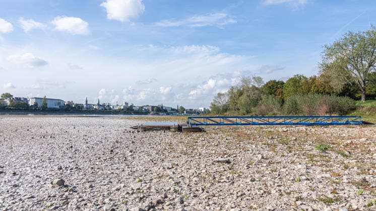 Low Water Levels on the Rhine in Bonn: View from the Beuel Riverbank, October 2, 2026. View from the Beuel riverbank in Bonn of the Rhine riverbed, which is largely exposed due to the ongoing low water levels. Navigation is restricted; the water level at Bonn is 64 cm, just slightly above the record low of 58 cm set on September 29. Expos Copyright: xMarcxJohnx