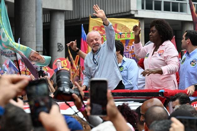 (261003) -- BEIJING, Oct. 3, 2026 -- Brazilian President Luiz Inacio Lula da Silva (L), presidential candidate of Brazil s ruling Workers Party, attends a campaign rally in Rio de Janeiro, Brazil, Oct. 2, 2026. ) XINHUA PHOTOS OF THE DAY JinxHaoyuan 