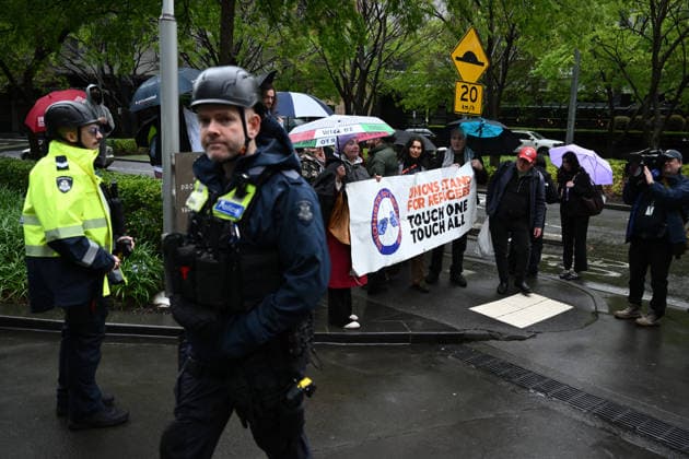 ONE NATION CAMPAIGN LAUNCH, Victoria Police watch on as protestors gather outside the launch of the One Nation 2026 Victorian State Campaign at in Melbourne, Saturday, October 3, 2026. ( NO ARCHIVING MELBOURNE VICTORIA Australia  Copyright: xJOELxCARRETTx 20261003133477427440