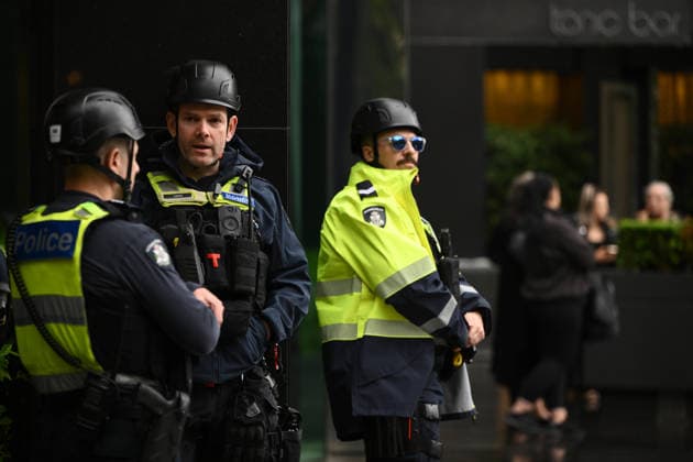 ONE NATION CAMPAIGN LAUNCH, Victoria Police watch on as protestors gather outside the launch of the One Nation 2026 Victorian State Campaign at in Melbourne, Saturday, October 3, 2026. ( NO ARCHIVING MELBOURNE VICTORIA Australia  Copyright: xJOELxCARRETTx 20261003162486147515