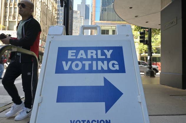 Early voting begins in Chicago ahead of November 3 General Election CHICAGO, ILLINOIS – OCTOBER 2, 2026: An EARLY VOTING directional A-frame sign stands on the sidewalk outside the Chicago Voter Supersite at 137 S. State St. as a pedestrian walks past in downtown Chicago, Illinois, on October 2, 2026. The Supersite opened October 1 for early voting and voter registration ahead of the November 3 General Election. Jacek Boczarski Anadolu Illinois United States. Editorial use only. Please get in touch for any other usage.  Copyright: x2026xAnadoluxJacekxBoczarskix