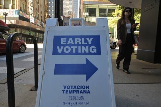 Early voting begins in Chicago ahead of November 3 General Election CHICAGO, ILLINOIS – OCTOBER 2, 2026: An EARLY VOTING directional A-frame sign stands on the sidewalk outside the Chicago Voter Supersite at 137 S. State St. as a pedestrian walks past in downtown Chicago, Illinois, on October 2, 2026. The Supersite opened October 1 for early voting and voter registration ahead of the November 3 General Election. Jacek Boczarski Anadolu Illinois United States. Editorial use only. Please get in touch for any other usage.  Copyright: x2026xAnadoluxJacekxBoczarskix