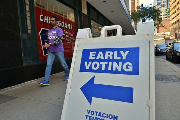 Early voting begins in Chicago ahead of November 3 General Election CHICAGO, ILLINOIS – OCTOBER 2, 2026: An EARLY VOTING directional A-frame sign stands on the sidewalk outside the Chicago Voter Supersite at 137 S. State St. as a pedestrian walks past in downtown Chicago, Illinois, on October 2, 2026. The Supersite opened October 1 for early voting and voter registration ahead of the November 3 General Election. Jacek Boczarski Anadolu Illinois United States. Editorial use only. Please get in touch for any other usage.  Copyright: x2026xAnadoluxJacekxBoczarskix