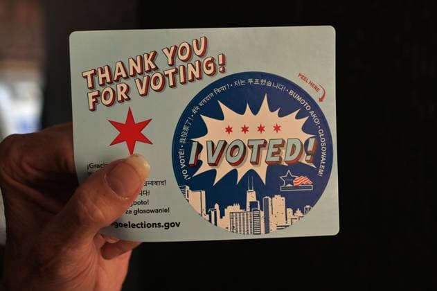 Early voting begins in Chicago ahead of November 3 General Election CHICAGO, ILLINOIS – OCTOBER 2, 2026: A voter holds an I Voted! sticker card inside the Chicago Voter Supersite at 137 S. State St. in downtown Chicago, Illinois, on October 2, 2026. The Supersite opened October 1 for early voting and voter registration ahead of the November 3 General Election. Jacek Boczarski Anadolu Illinois United States. Editorial use only. Please get in touch for any other usage.  Copyright: x2026xAnadoluxJacekxBoczarskix