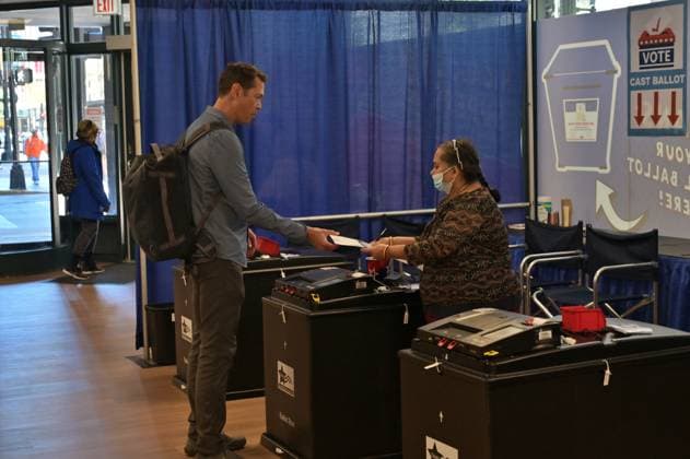 Early voting begins in Chicago ahead of November 3 General Election CHICAGO, ILLINOIS – OCTOBER 2, 2026: Voters insert their ballots into ballot scanners with the assistance of poll workers inside the Chicago Voter Supersite at 137 S. State St. in downtown Chicago, Illinois, on October 2, 2026. The Supersite opened October 1 for early voting and voter registration ahead of the November 3 General Election. Jacek Boczarski Anadolu Illinois United States. Editorial use only. Please get in touch for any other usage.  Copyright: x2026xAnadoluxJacekxBoczarskix