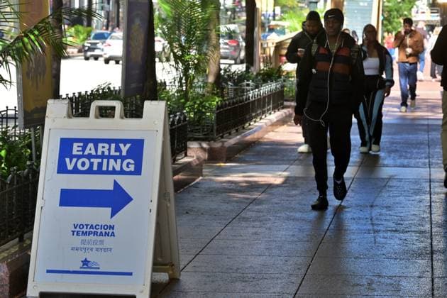Early voting begins in Chicago ahead of November 3 General Election CHICAGO, ILLINOIS – OCTOBER 2, 2026: An EARLY VOTING directional A-frame sign stands on the sidewalk outside the Chicago Voter Supersite at 137 S. State St. as a pedestrian walks past in downtown Chicago, Illinois, on October 2, 2026. The Supersite opened October 1 for early voting and voter registration ahead of the November 3 General Election. Jacek Boczarski Anadolu Illinois United States. Editorial use only. Please get in touch for any other usage.  Copyright: x2026xAnadoluxJacekxBoczarskix
