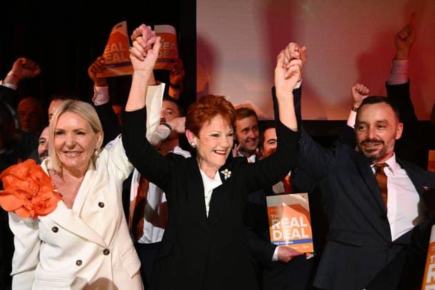 ONE NATION CAMPAIGN LAUNCH, One Nation leader Pauline Hanson (centre) is joined on stage by One Nation Victoria leader Warren Pickering (right) and candidate Colleen Harkin (left) during the launch of the One Nation 2026 Victorian State Campaign at in Melbourne, Saturday, October 3, 2026. ( NO ARCHIVING MELBOURNE VICTORIA Australia  Copyright: xJOELxCARRETTx 20261003139773156859