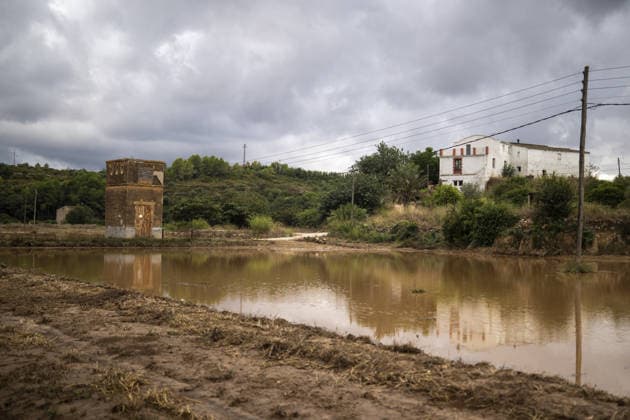 Heavy flooding disrupts towns in southern Catalonia TORTOSA, SPAIN - OCTOBER 02: Floodwaters submerge streets, low-lying residential properties, and road infrastructure following intense torrential rainfall in Tortosa, Tarragona province, Catalonia, Spain, on October 02, 2026. A powerful storm system battered the Baix Ebre and Montsia districts across southern Catalonia on Thursday and Friday, dropping over 200 millimeters of rain across several municipalities, with coastal areas recording totals exceeding 270 millimeters. Local ravines and streams overflowed near the Ebro River, causing severe localized flooding in Tortosa, Roquetes, Santa Bàrbara, and L Ametlla de Mar. Regional emergency personnel deployed specialized teams to assist stra Copyright: x2026xAnadoluxLorenaxSopenaxLopezx