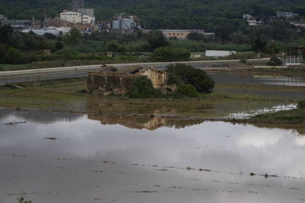 Heavy flooding disrupts towns in southern Catalonia TORTOSA, SPAIN - OCTOBER 02: Floodwaters submerge streets, low-lying residential properties, and road infrastructure following intense torrential rainfall in Tortosa, Tarragona province, Catalonia, Spain, on October 02, 2026. A powerful storm system battered the Baix Ebre and Montsia districts across southern Catalonia on Thursday and Friday, dropping over 200 millimeters of rain across several municipalities, with coastal areas recording totals exceeding 270 millimeters. Local ravines and streams overflowed near the Ebro River, causing severe localized flooding in Tortosa, Roquetes, Santa Bàrbara, and L Ametlla de Mar. Regional emergency personnel deployed specialized teams to assist stra Copyright: x2026xAnadoluxLorenaxSopenaxLopezx
