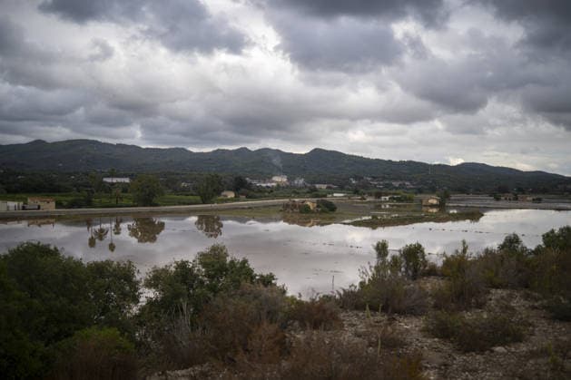 Heavy flooding disrupts towns in southern Catalonia TORTOSA, SPAIN - OCTOBER 02: Floodwaters submerge streets, low-lying residential properties, and road infrastructure following intense torrential rainfall in Tortosa, Tarragona province, Catalonia, Spain, on October 02, 2026. A powerful storm system battered the Baix Ebre and Montsia districts across southern Catalonia on Thursday and Friday, dropping over 200 millimeters of rain across several municipalities, with coastal areas recording totals exceeding 270 millimeters. Local ravines and streams overflowed near the Ebro River, causing severe localized flooding in Tortosa, Roquetes, Santa Bàrbara, and L Ametlla de Mar. Regional emergency personnel deployed specialized teams to assist stra Copyright: x2026xAnadoluxLorenaxSopenaxLopezx