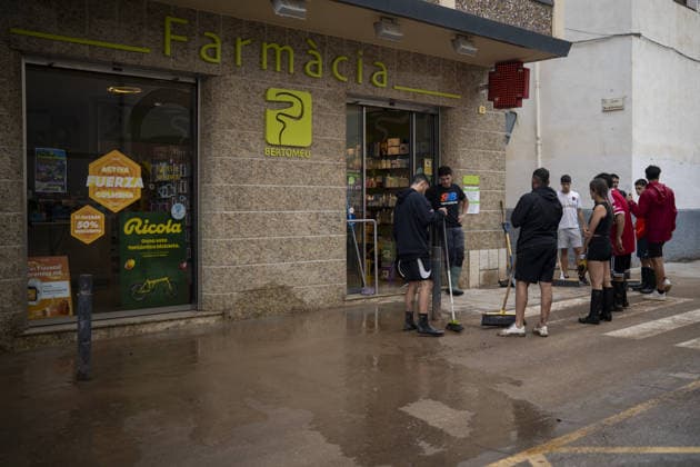 Heavy flooding disrupts towns in southern Catalonia TORTOSA, SPAIN - OCTOBER 02: Floodwaters submerge streets, low-lying residential properties, and road infrastructure following intense torrential rainfall in Tortosa, Tarragona province, Catalonia, Spain, on October 02, 2026. A powerful storm system battered the Baix Ebre and Montsia districts across southern Catalonia on Thursday and Friday, dropping over 200 millimeters of rain across several municipalities, with coastal areas recording totals exceeding 270 millimeters. Local ravines and streams overflowed near the Ebro River, causing severe localized flooding in Tortosa, Roquetes, Santa Bàrbara, and L Ametlla de Mar. Regional emergency personnel deployed specialized teams to assist stra Copyright: x2026xAnadoluxLorenaxSopenaxLopezx
