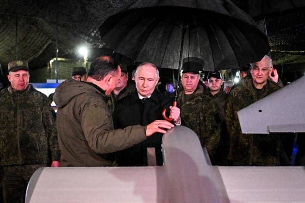 RUSSIA, CHELYABINSK REGION - OCTOBER 2, 2026: Russia s President Vladimir Putin (C) inspects the Tsentr Centre 2026 military exercise at the Chebarkul training ground. Sergei Bobylev POOL TASS  98707467