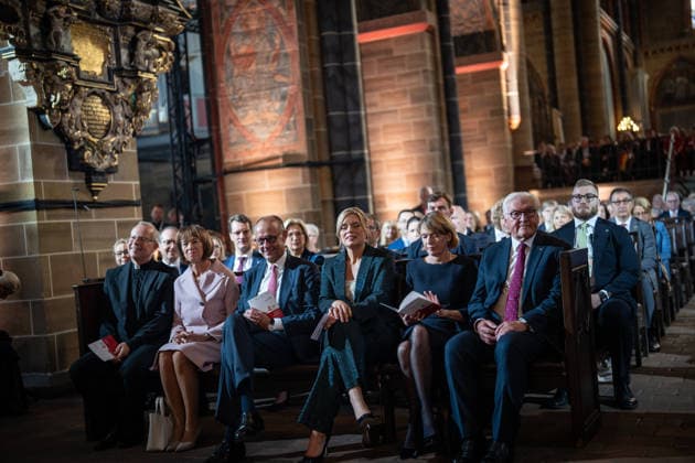 Ecumenical Service at St. Petri Cathedral: Hubertus van Megen, Apostolic Nuncio to Germany; Charlotte Merz, wife of Friedrich Merz; Friedrich Merz, Federal Chancellor; Julia Klöckner, President of the Bundestag; Elke Büdenbinder, wife of Frank-Walter Steinmeier; Frank-Walter Steinmeier