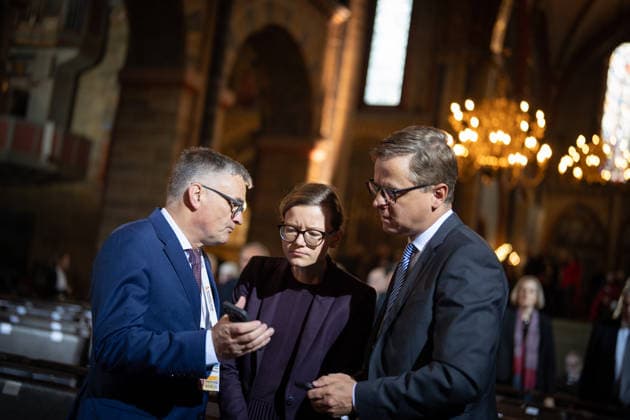 Ecumenical service at St. Petri Cathedral: Carsten Linnemann, Federal Minister of Health, in conversation with government spokesperson Stefan Kornelius and Mira Schlüter, Carsten Linnemann’s chief of staff. Official central celebrations for German Unity Day 2026 in Bremen, Bremen, Germany, downtown
