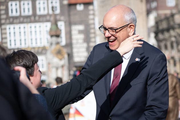 Celebrations for German Unity Day 2026 in Bremen: Andreas Bovenschulte (SPD), President of the Senate and Mayor of Bremen, is in good spirits at the October 3, 2026, celebration following the ecumenical service at St. Petri Cathedral, and greets citizens, Bremen, October 3, 2026, Bremen, Germany
