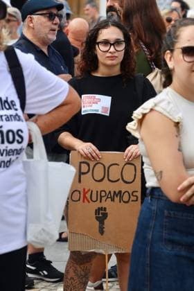 Cádiz Takes to the Streets for Decent Housing Photo of the protest in Cádiz for decent housing, organized by the Tenants Union October 3, 2026, in Cádiz, Andalusia, Spain October 3, 2026 Cádiz Cádiz Spain  Copyright: xNachoxFradex 7817146