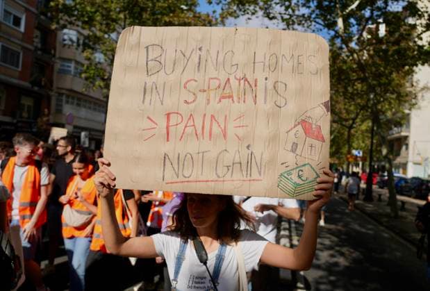 Protest organized by the Valencia Tenants Union: A large crowd gathered during a protest organized by the Valencia Tenants Union on October 3, 2026, in Valencia, Valencian Community, Spain. The union organized the march to demand changes in housing policies and greater protection for renters. Prime Minister Pedro Sánchez will spend the next few hours analyzing what happened yesterday, Friday, in Congress following the rejection of the two royal decrees on housing and will be monitoring the public reaction in the streets to decide whether to ultimately call early general elections. OCTOBER 3, 2026 Valencia, Valencian Community Valencia, Valencian Community, Spain Copyright: xEduardoxManzanax 7817159
